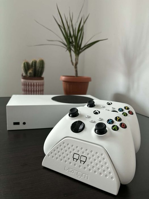 Xbox Series S + 2 controllere + statie de incarcare