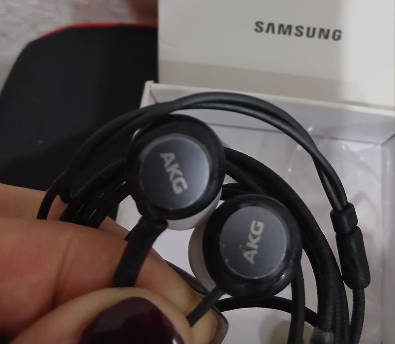 Оригинальные родные наушники AKG от S8 с запасками