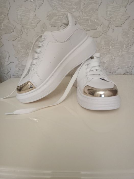 Женские кроссовки