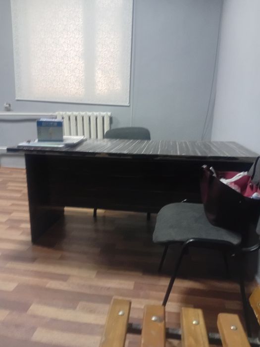 Офисные столы и стулья с шкафом