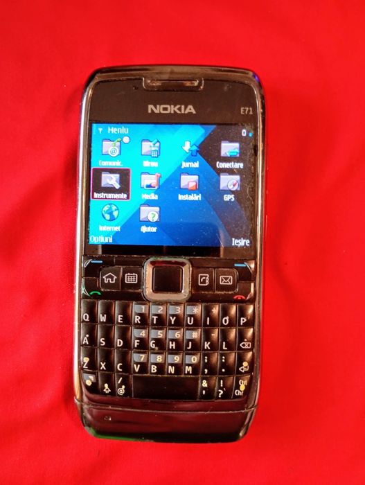 Nokia E71   ( decodat,urme de uzură)