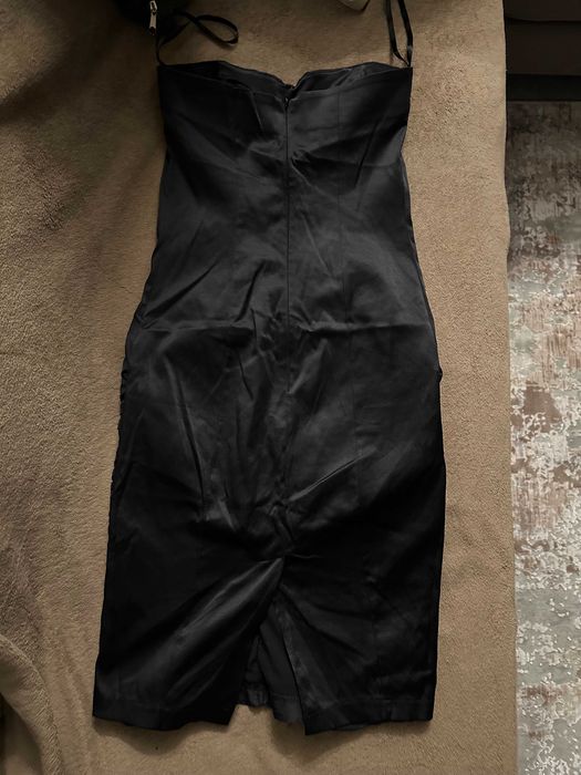 Rochie neagra flonsata in fata