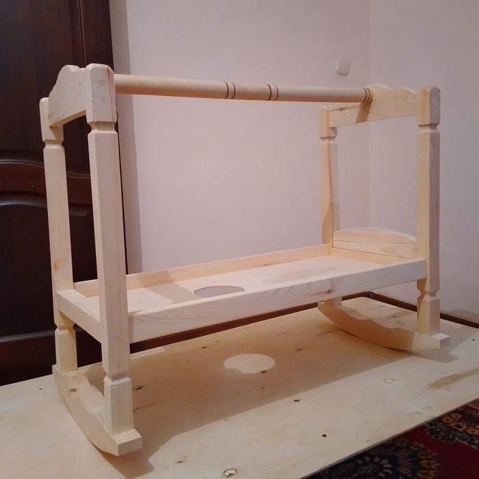 Бесік ағаштан жасалған