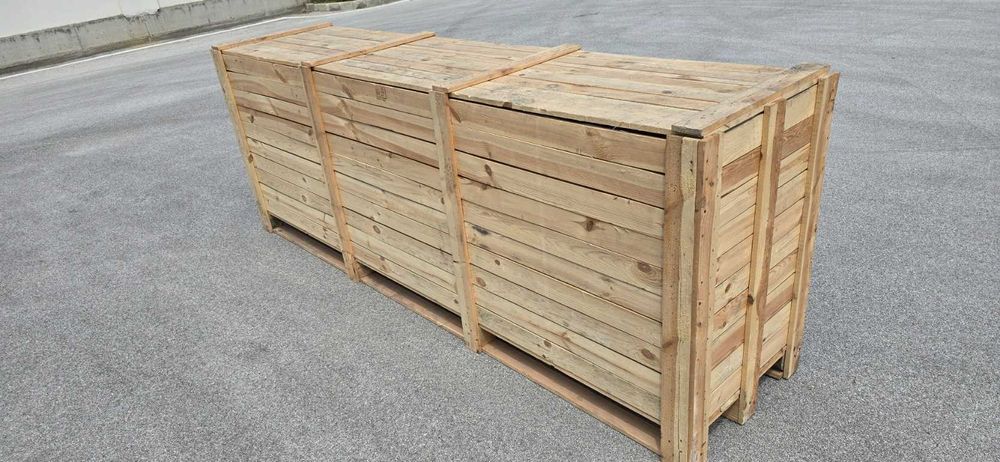 САНДЪК / ДЪРВЕНА КУТИЯ с капак от масивно дърво върху палет