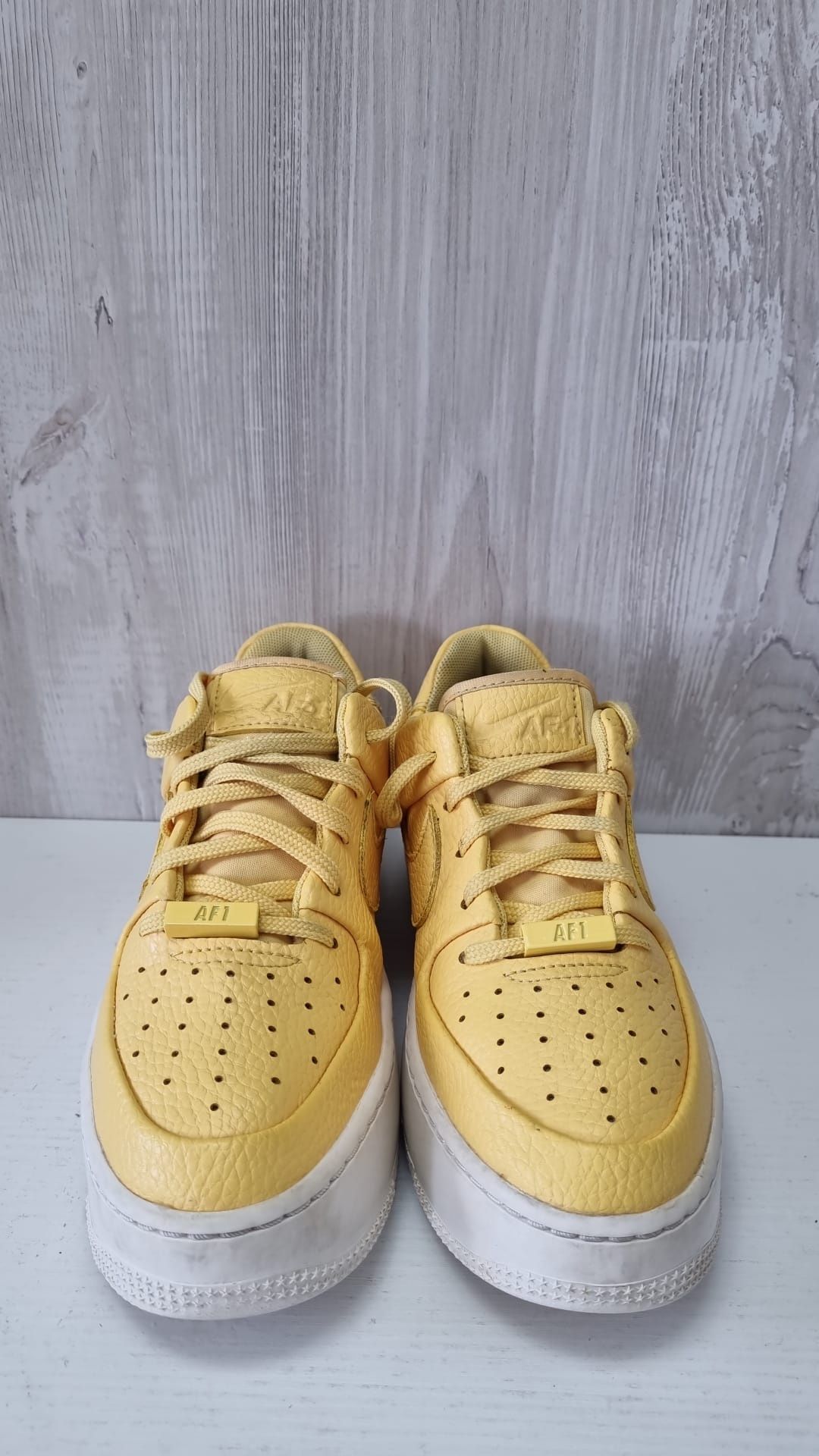 Nike Air Force 1 Sage Low Yellow m rime 37.5 Craiova OLX.ro