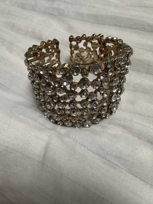 Гривна в златисто със сребристи камъни