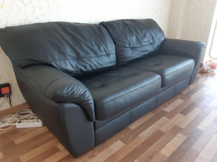 Продам кожанный диван-кровать.