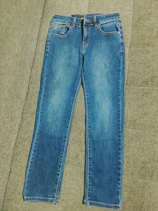 Джинсы фирменные на 8-10 лет.