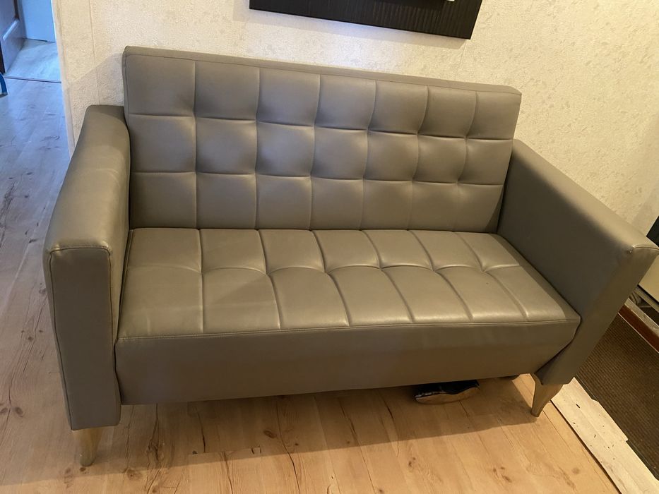 Диван серый кожаный
