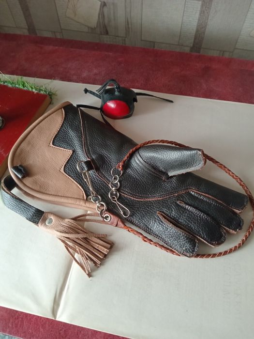 Принадлежности для ловчих птиц.