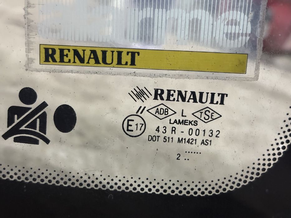Renault Clio 2003 година Челно Предно Стъкло