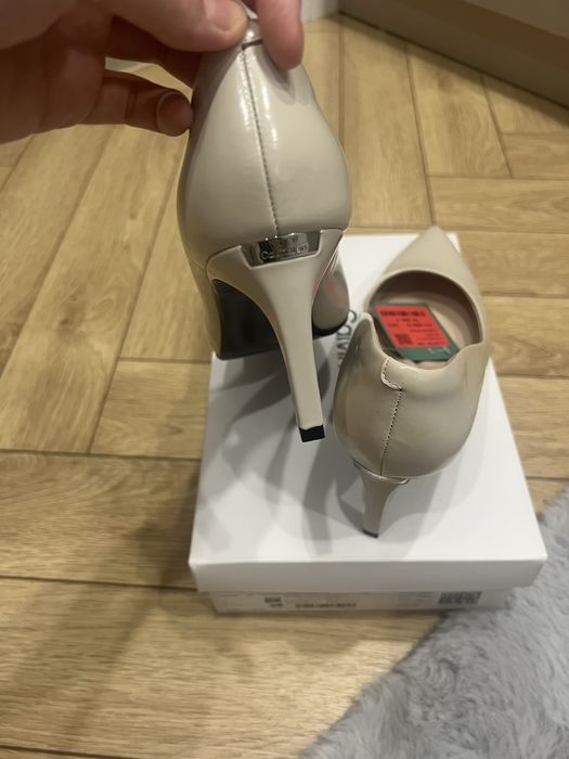 Новые бежевые туфли Calvin klein