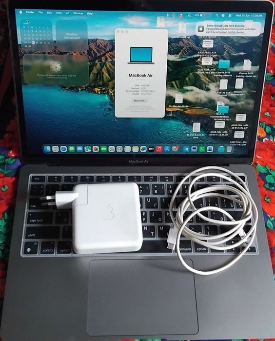 Macbook M1 air sotiladi o'zining original zaryadchigi bilan