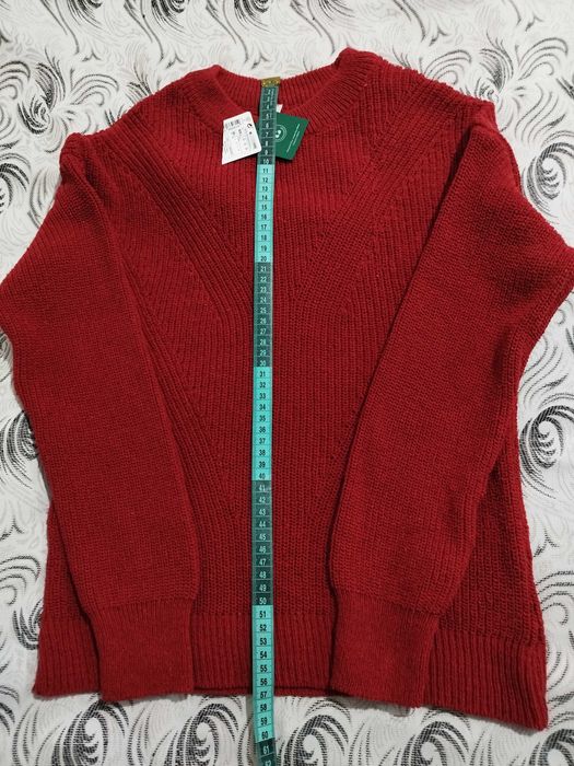 Красный свитер из хлопка, качественный.