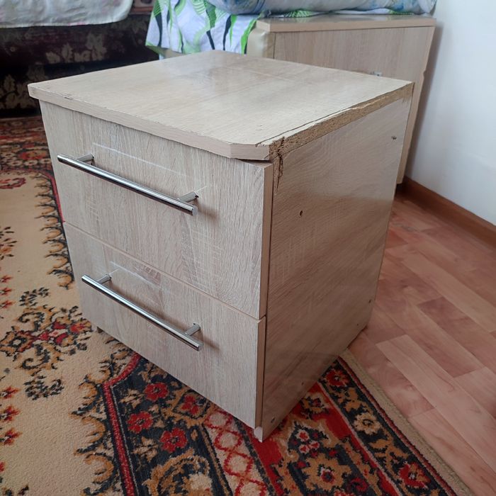 Продам 2 тумбочки прикроватные.