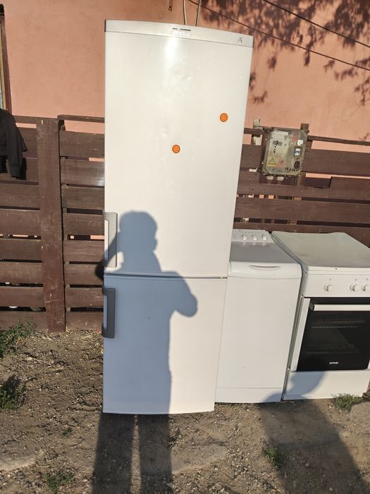 Vănd frigider în stare foarte bun de funcționare