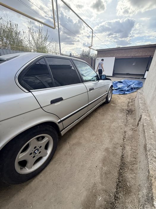 Продам BMW E34 на запчасти