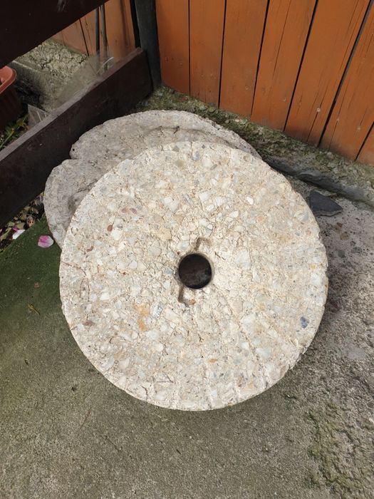 Pietre de moara vechime 100 de ani