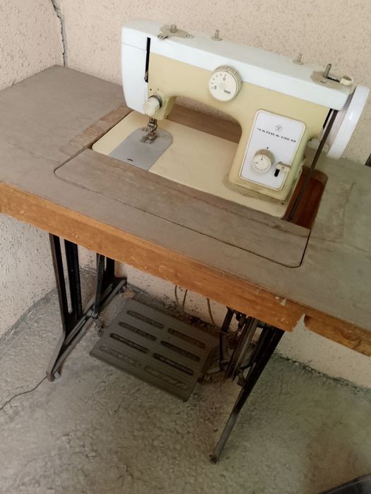 Швейная машина работает