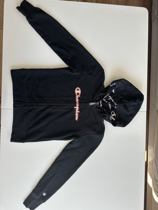 Потниче, блуза на Nike и суитчът на Champion