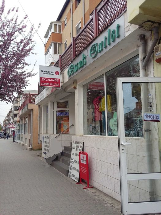 Închiriez spatiu comercial Bld. Revoluției, PIAȚĂ