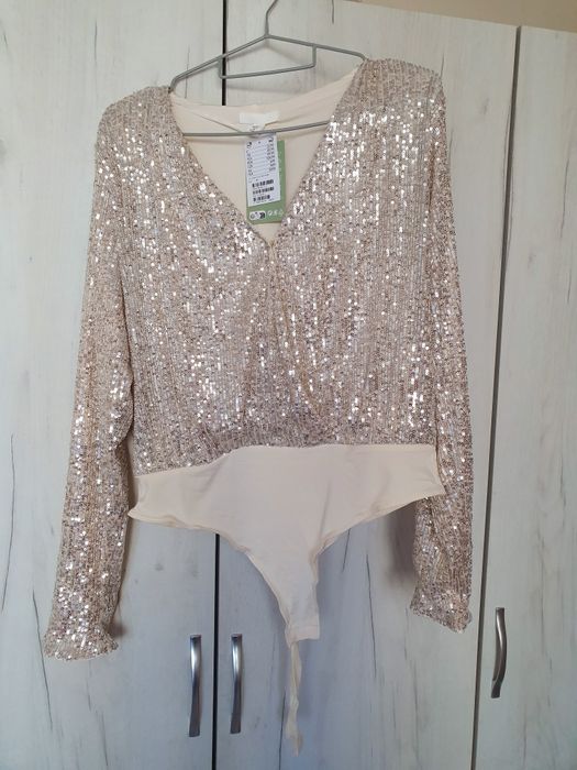 Блузи с пайети на HM- бежова и черна