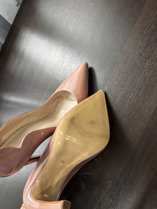 Бежови обувки на ток