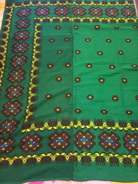 Vând covoare tradiționale.vechi urgent bune