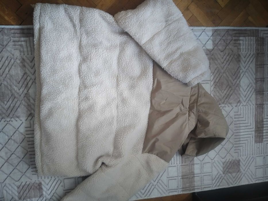 Зимно яке в бежов цвят