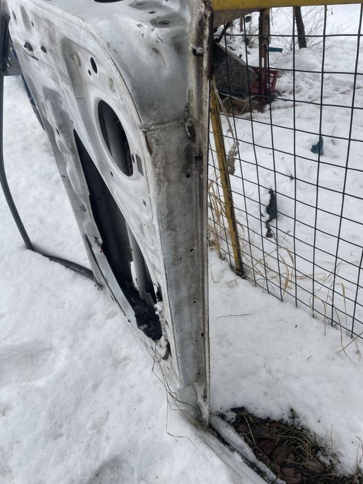 Продаётся дверь Тайота карина е