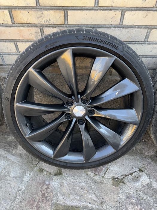 Продам диски и резину от Теслы