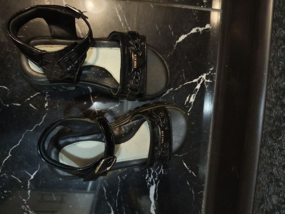 Обувь детскую продам