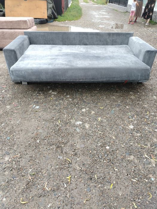 Vănd canapea extensibila cu ladă de depozitare în stare foarte bună
