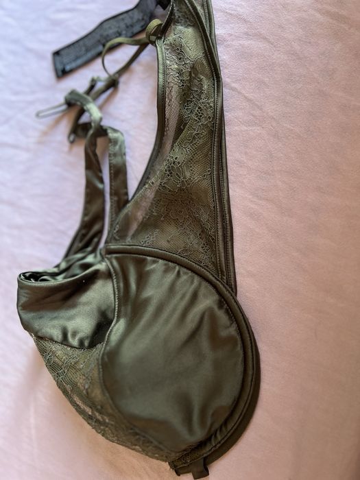 Чисто нов сатене сутиен на марката Zara