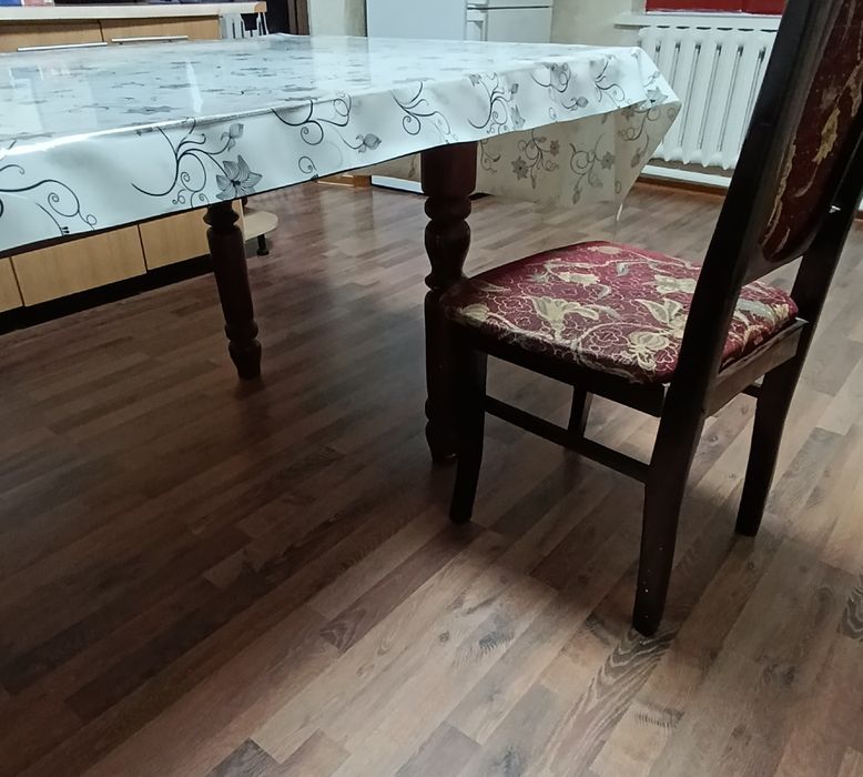 Продаётся стол со стульями