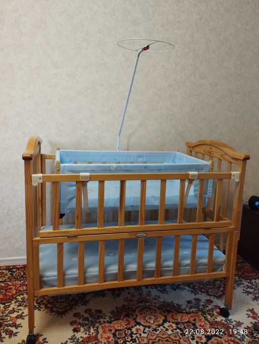 Продам детскую кроватку с люлькой