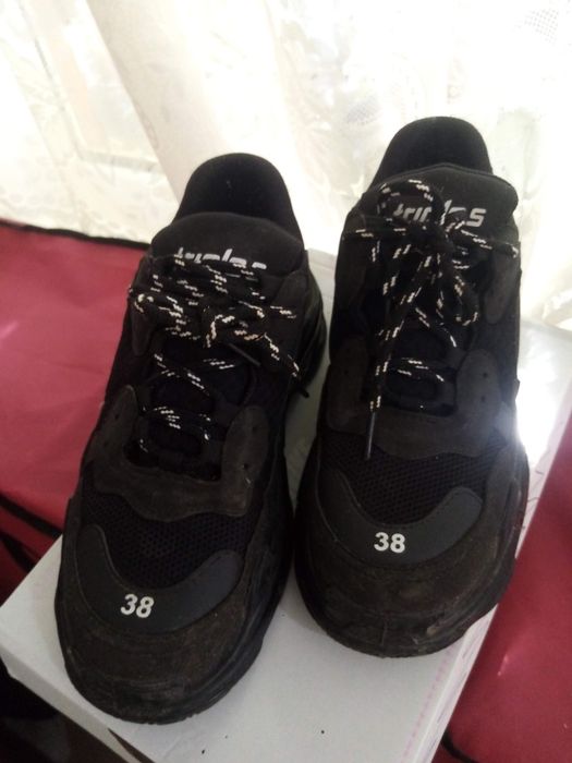 Adidasi balengiaga triple s mărimea 38