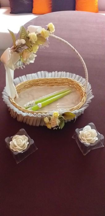 Много красива кошница за повод+ свещи 4 броя-40лв.