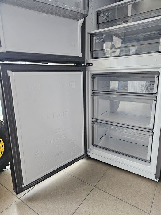 Хладилник с фризер SAMSUNG No Frost