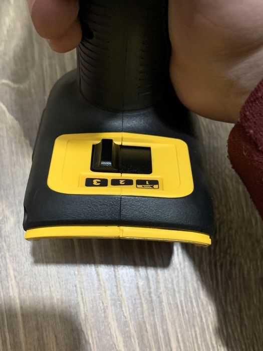 Шуруповёрт DEWALT DCF887