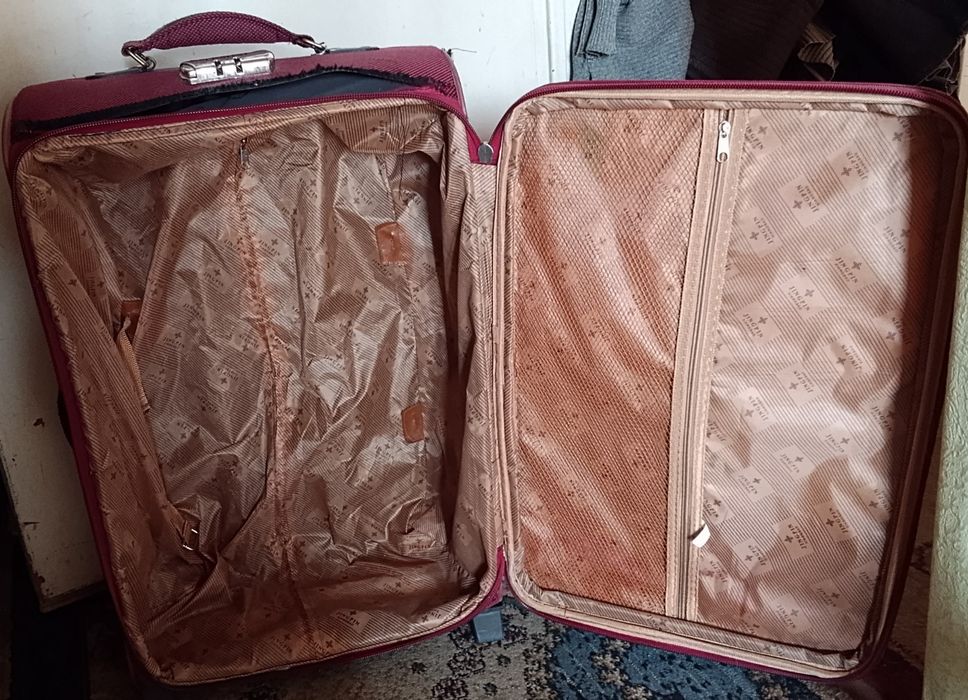 Чемодан на колесах продаю