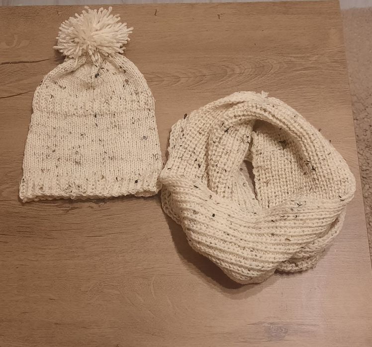 Set  fular și căciuliță crem ,,Delicat"