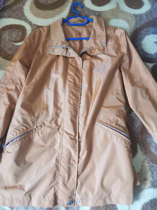 Леко дамско яке от непромокаема материя