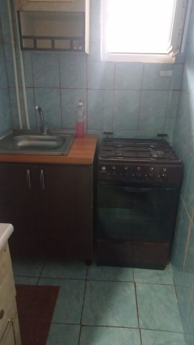 Închiriez  camera la curte  la etajul 1