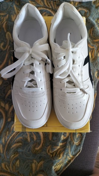 Продам кроссовки