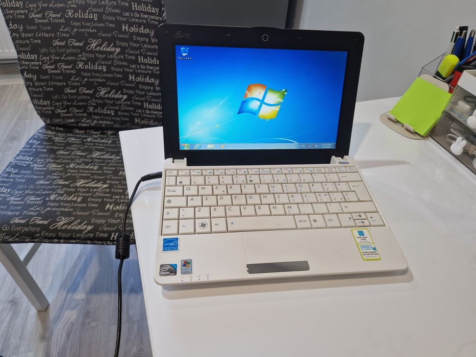 Laptop Asus perfect funcțional la priza