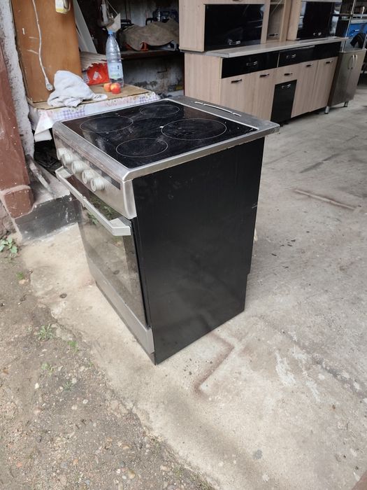 Aragaz electric Hansa, plită vitroceramică, cuptor electric – 500 lei negociabil