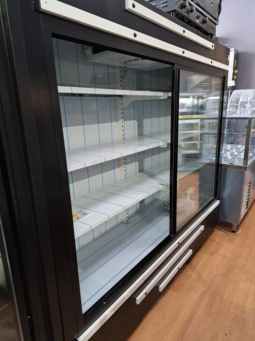 Хладилна крайстенна витрина