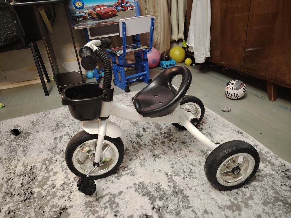 Трехколесный велосипед для детей.