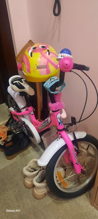 Велосипед 16 цола с помощни колела , с каска.